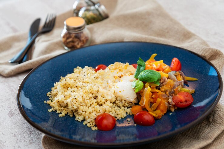 Photo vue d'angle élevé du petit déjeuner servi dans l'assiette