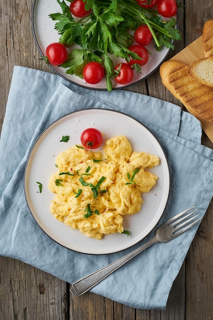 Vue d'angle élevé du petit déjeuner servi sur la table