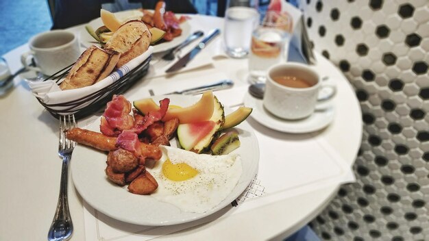 Photo vue d'angle élevé du petit déjeuner servi sur la table