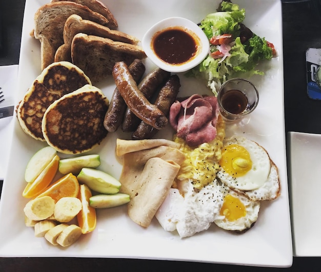 Photo vue d'angle élevé du petit déjeuner servi sur la table