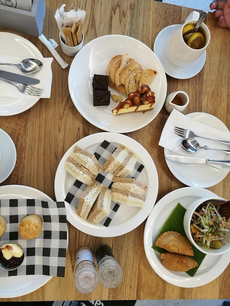 Vue d'angle élevé du petit déjeuner servi sur la table