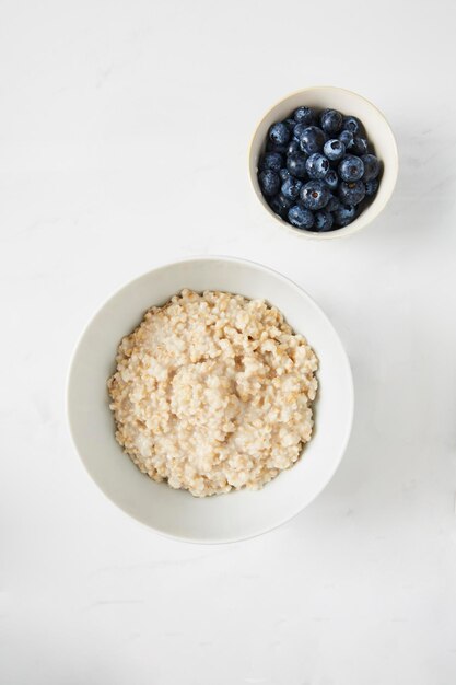 Vue d'angle élevé du petit déjeuner servi sur la table