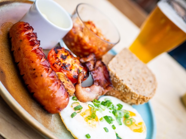 Vue d'angle élevé du petit déjeuner servi sur la table