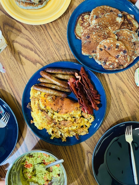 Photo vue d'angle élevé du petit déjeuner servi sur la table