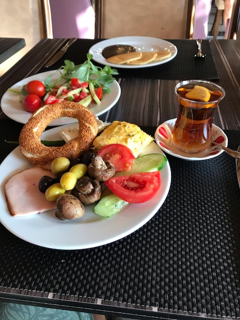 Photo vue d'angle élevé du petit déjeuner servi sur la table.