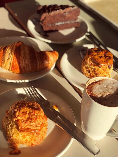 Photo vue d'angle élevé du petit déjeuner servi sur la table.