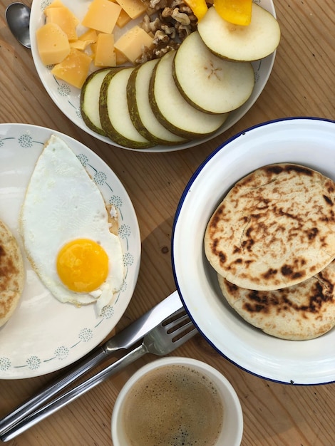 Photo vue d'angle élevé du petit déjeuner servi sur la table