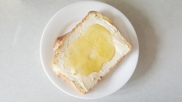 Vue d'angle élevé du petit déjeuner sur la table