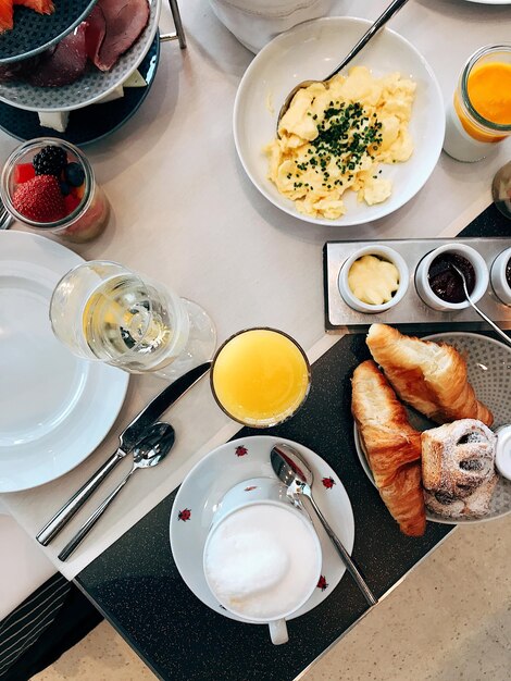 Photo vue d'angle élevé du petit déjeuner sur la table