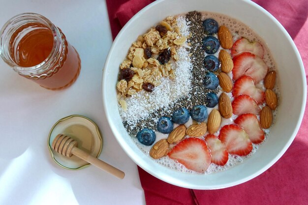 Vue d'angle élevé du petit déjeuner sur la table