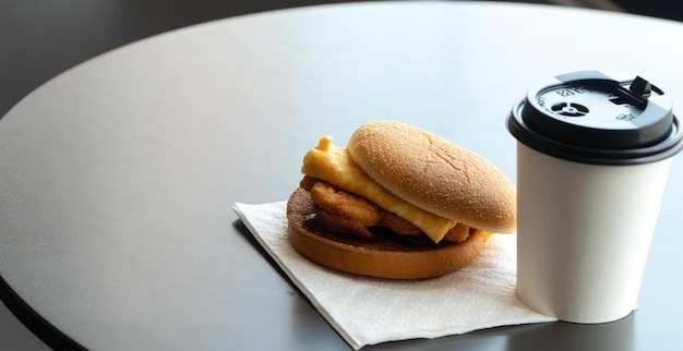 Vue d'angle élevé du petit déjeuner sur la table