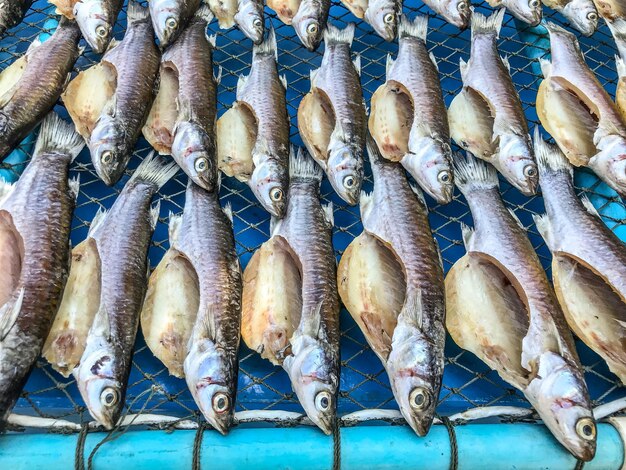 Vue d'angle élevé du poisson séché à vendre sur le marché