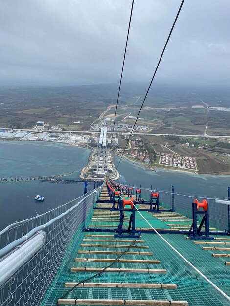 Photo vue d'angle élevé du pont sur la baie contre le ciel