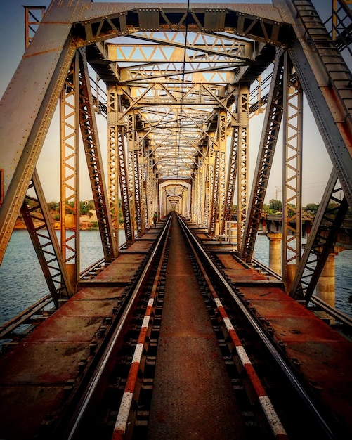 Photo vue d'angle élevé du pont ferroviaire