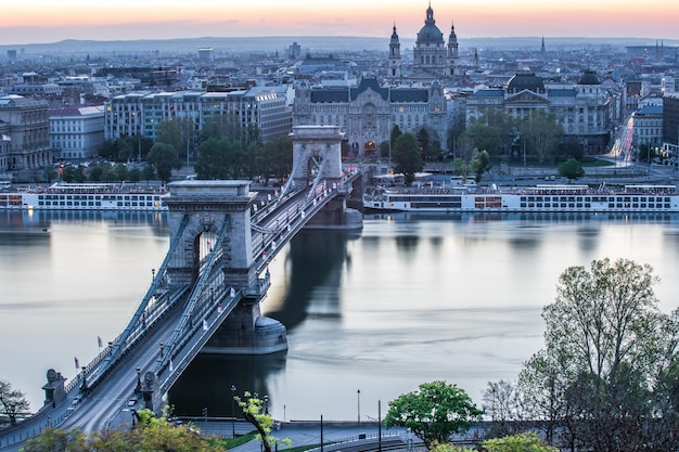 Vue d'angle élevé du pont sur la rivière au coucher du soleil