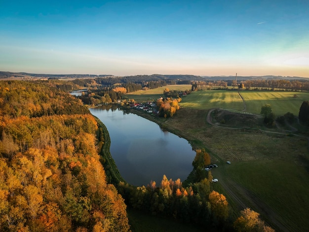 Photo vue d'angle élevé du pont sur la rivière contre le ciel