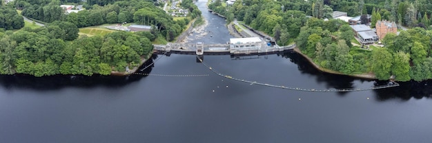 Photo vue d'angle élevé du pont sur la rivière