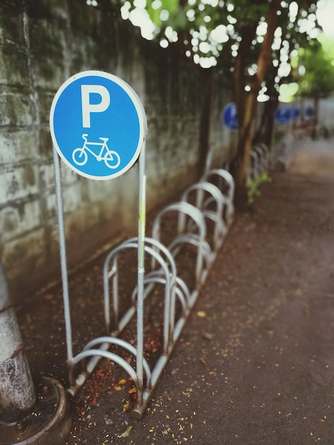 Photo vue d'angle élevé du porte-vélo