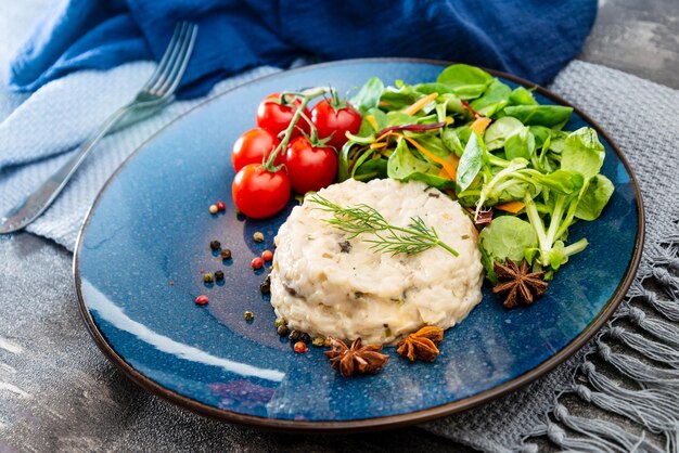 Vue d'angle élevé du repas servi dans l'assiette sur la table