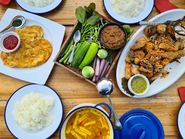 Photo vue d'angle élevé du repas servi sur la table thaïlande nourriture thaïlandaise nourriture de mer au sud de la thaïlande