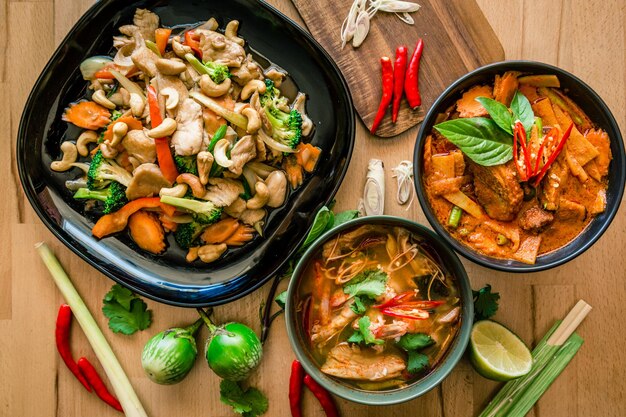 Vue d'angle élevé du repas servi sur la table