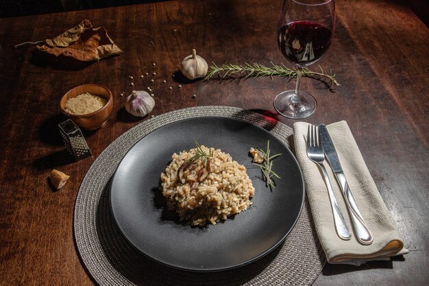 Photo vue d'angle élevé du risotto de champignons porcini servi sur la table