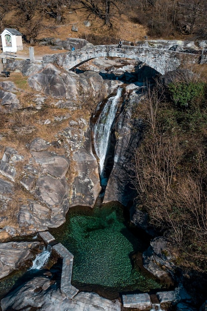 Vue d'angle élevé du ruisseau qui coule à travers les roches