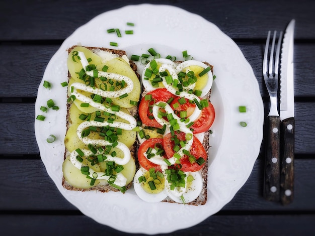 Vue d'angle élevé du sandwich dans la plaque