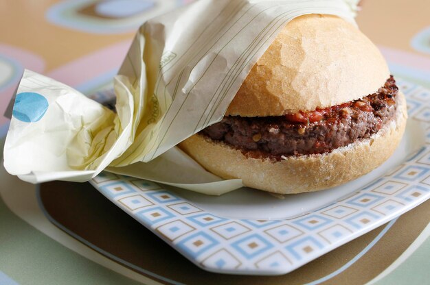 Vue d'angle élevé du sandwich de hamburger dans l'assiette sur la table