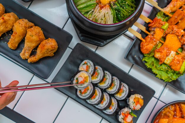 Photo vue d'angle élevé du sushi dans l'assiette sur la table