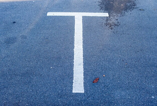 Vue d'angle élevé du symbole de la flèche sur la route