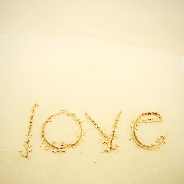 Photo vue d'angle élevé du texte d'amour sur le rivage de la mer à la plage