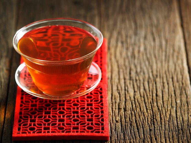 Vue d'angle élevé du thé dans une tasse en verre sur la table