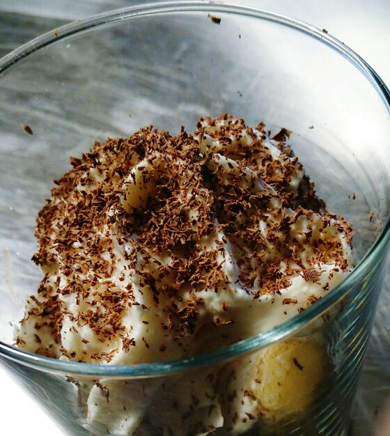 Vue d'angle élevé du tiramisu dans le verre