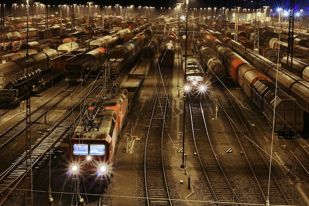 Photo vue d'angle élevé du train à la gare la nuit