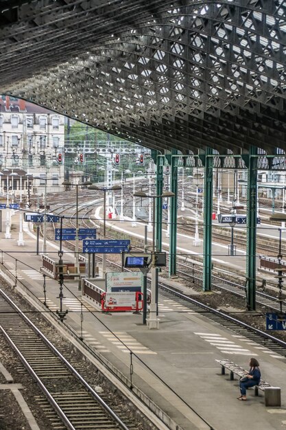 Photo vue d'angle élevé du train à la gare