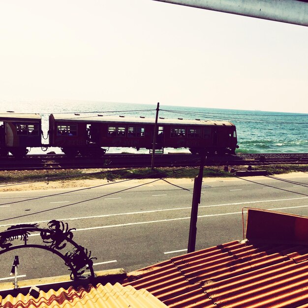 Photo vue d'angle élevé du train par rapport à la mer