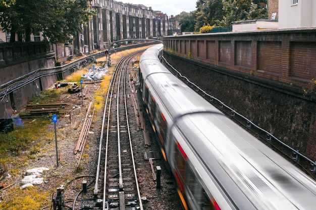 Vue d'angle élevé du train sur les voies ferrées