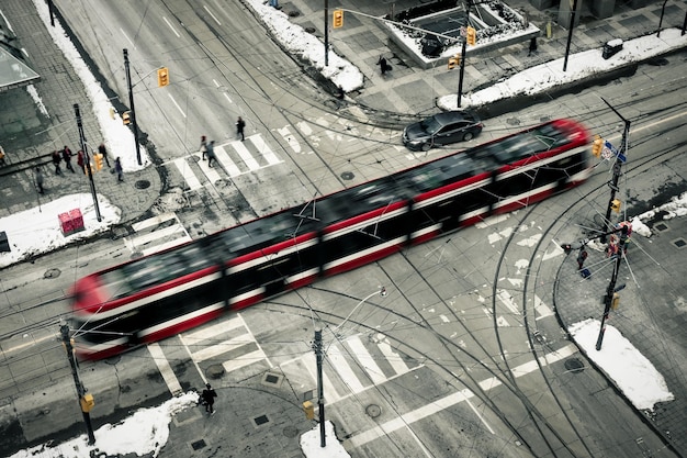 Vue d'angle élevé du tramway sur la route