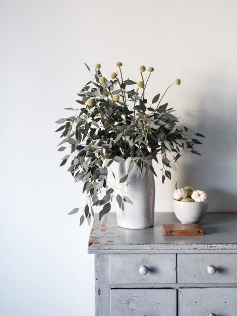 Photo vue d'angle élevé du vase à fleurs par la nourriture dans le bol sur la table