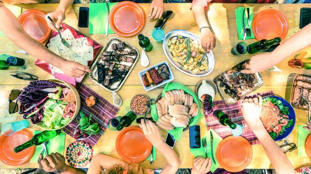 Photo vue d'angle élevé du verre multicolore sur la table