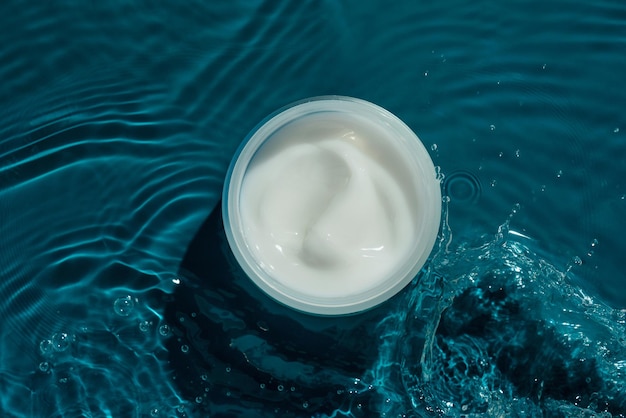 Photo vue d'angle élevé de l'eau ondulée dans la piscine