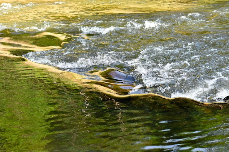 Photo vue d'angle élevé de l'eau qui coule dans la mer