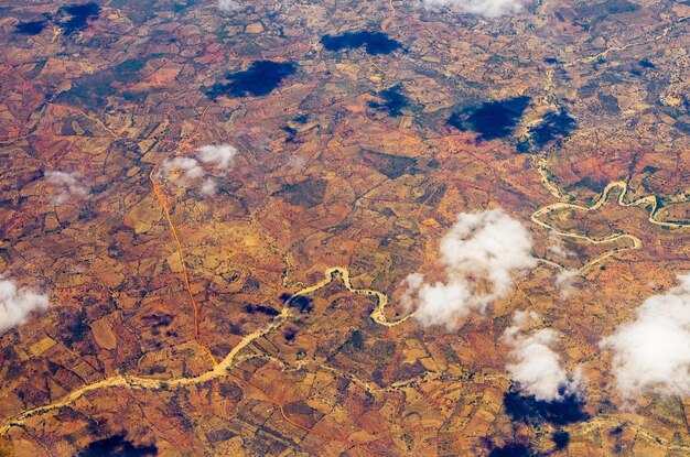 Photo vue d'angle élevé de l'eau sur terre