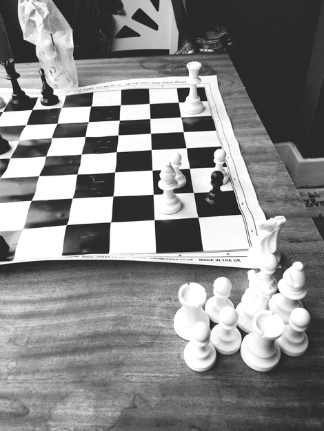 Photo vue d'angle élevé des échecs sur la table