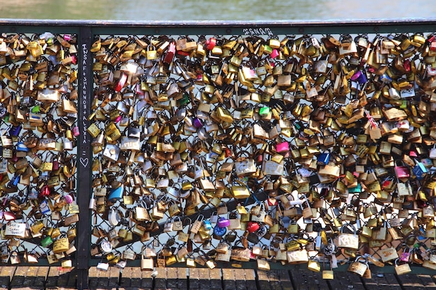 Photo vue d'angle élevé des écluses d'amour sur le pont