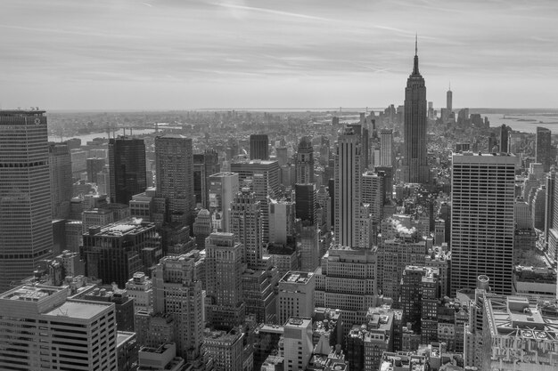 Vue d'angle élevé de l'Empire State Building dans la ville