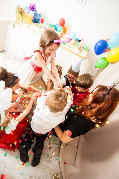 Vue d'angle élevé des enfants avec des ballons