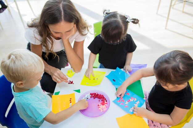 Vue d'angle élevé des enfants sur la table