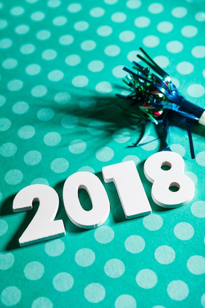 Photo vue d'angle élevé de l'enseigne 2018 par confetti sur nappe à pointes